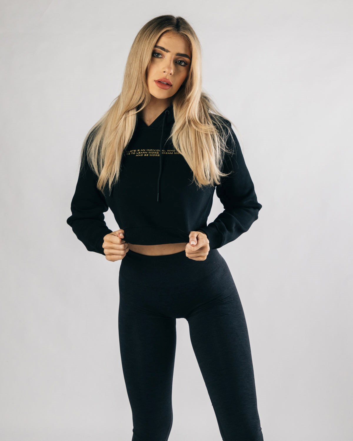 Alphalete Fitted Performance Crop Hoodie Czarne Złote | 74680-JCZV