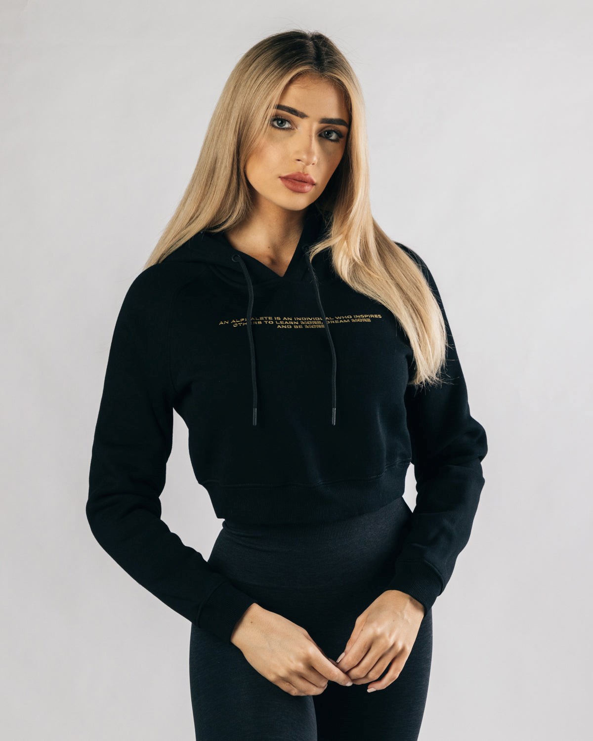 Alphalete Fitted Performance Crop Hoodie Czarne Złote | 74680-JCZV