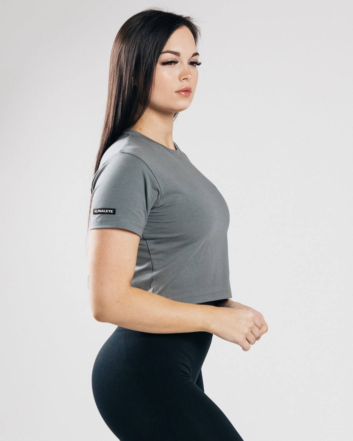 Alphalete Fitted Performance Crop Top Concrete | 04756-NKLG