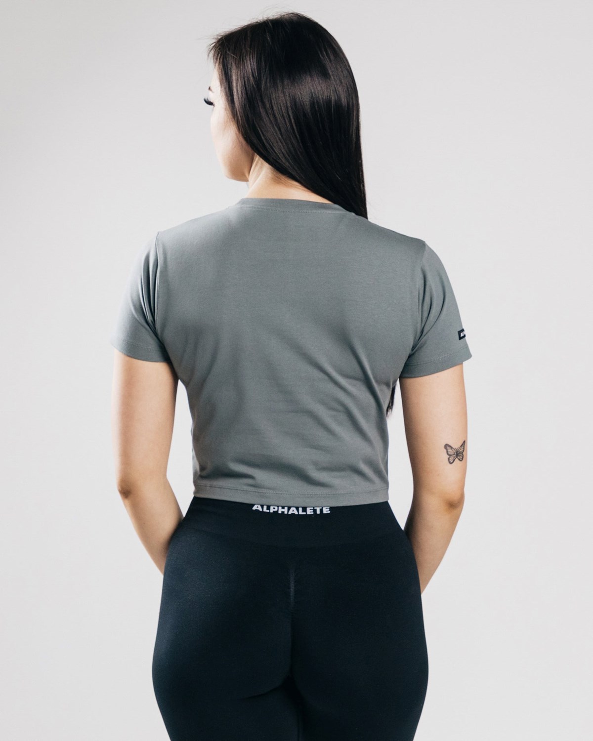 Alphalete Fitted Performance Crop Top Concrete | 04756-NKLG