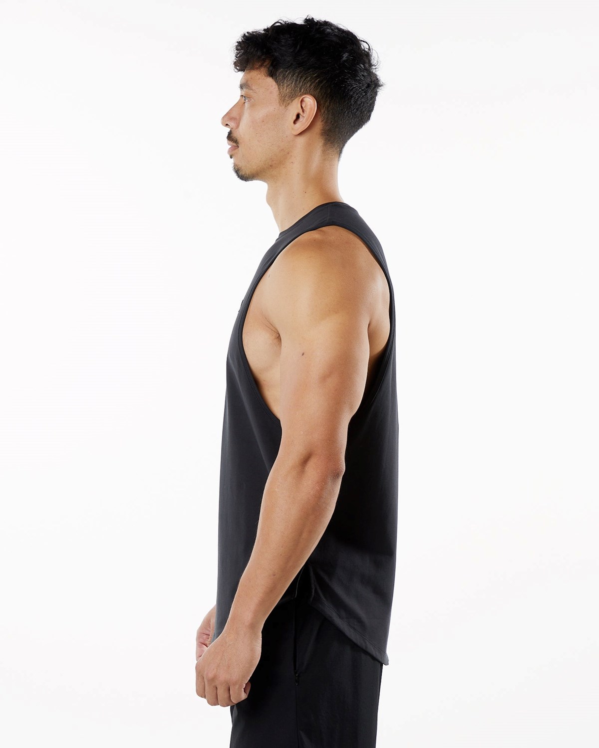 Alphalete Fitted Performance Tank Blackout | 23584-RNJE