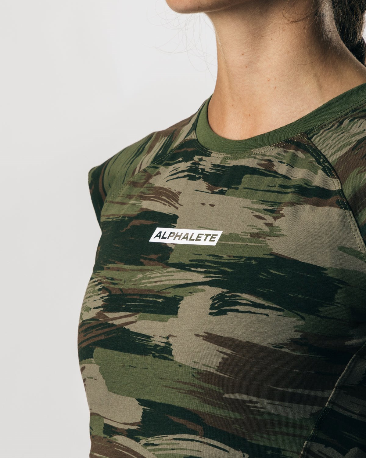 Alphalete High Performance Krótkie Sleeve Crop Tee Oliwkowe Camo | 08714-MCVW