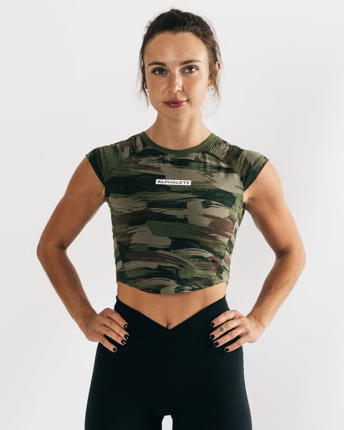 Alphalete High Performance Krótkie Sleeve Crop Tee Oliwkowe Camo | 08714-MCVW